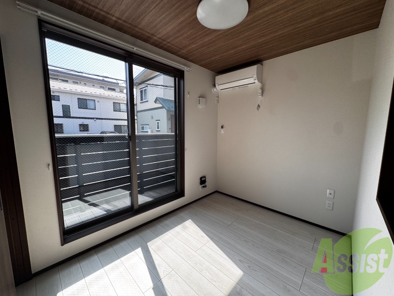 居室・リビング　こちらはリビングです。日差しが差し込んでいて明るいです。