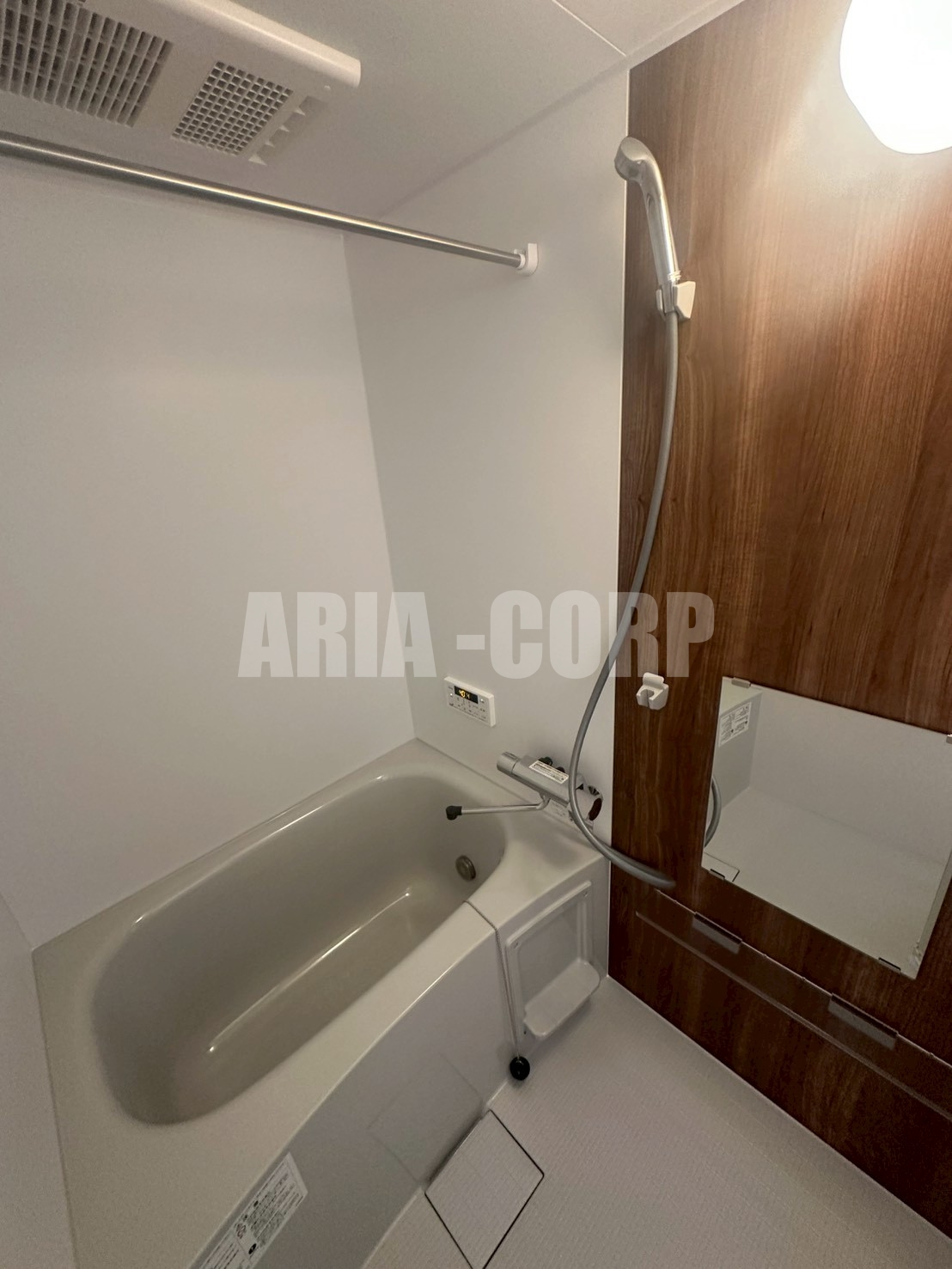 バス・シャワールーム　追焚き浴室乾燥付。カラーパネル採用でお洒落なバスルームです。