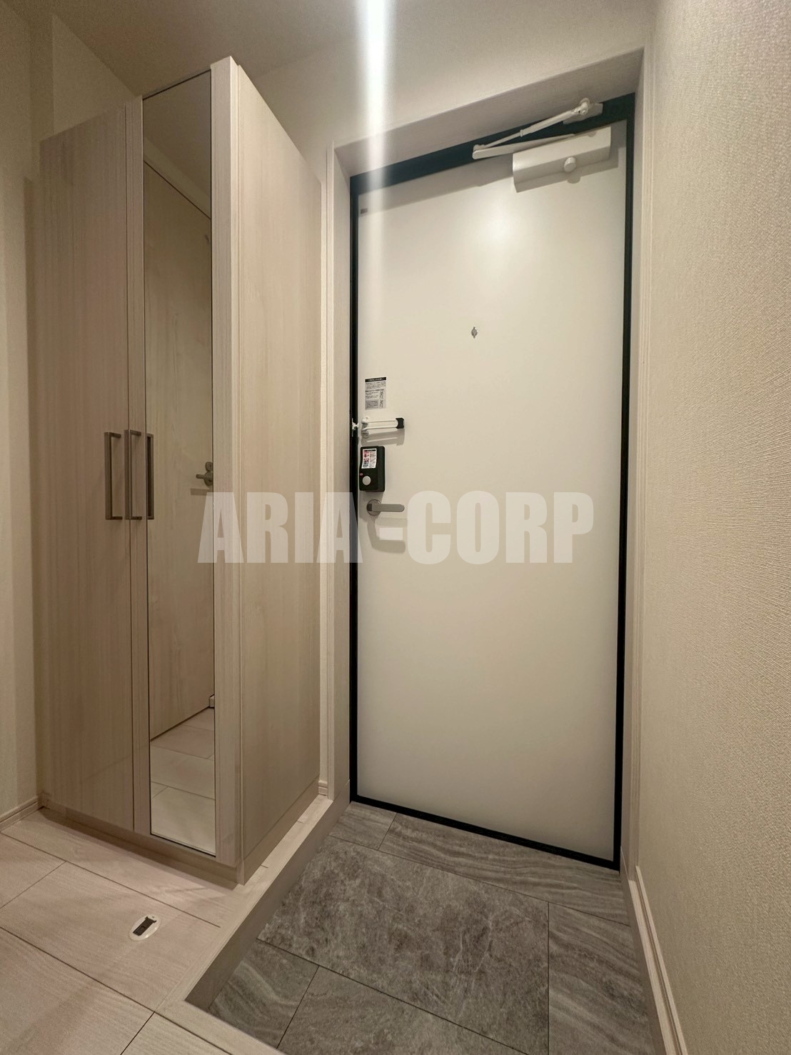 玄関　縦型シューズBOX完備です！嬉しい姿見付き♪