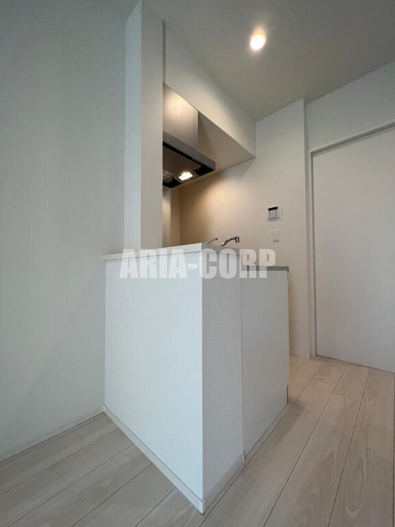 居室・リビング　白を基調としたお洒落な空間！デザイナーズ物件募集開始です！