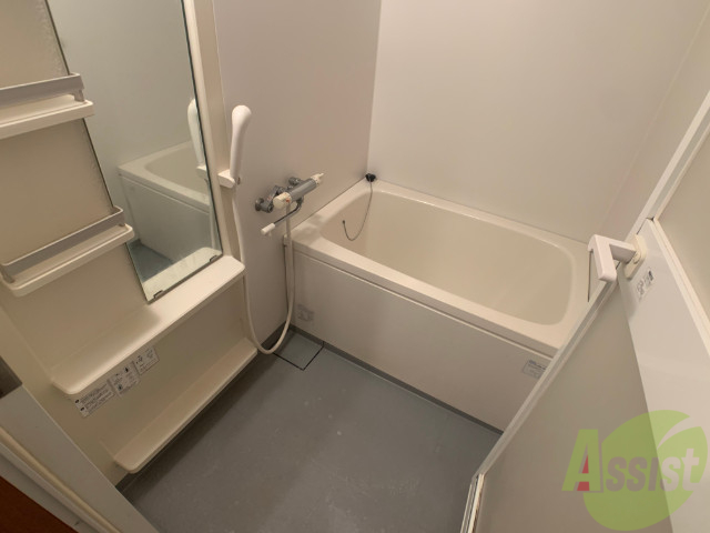 バス・シャワールーム　浴室は広めなのでゆったり落ち着けそうですね。