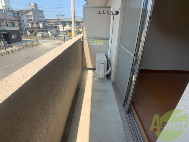 バルコニー　バルコニーは洗濯物を干すのに十分な広さがありますね。