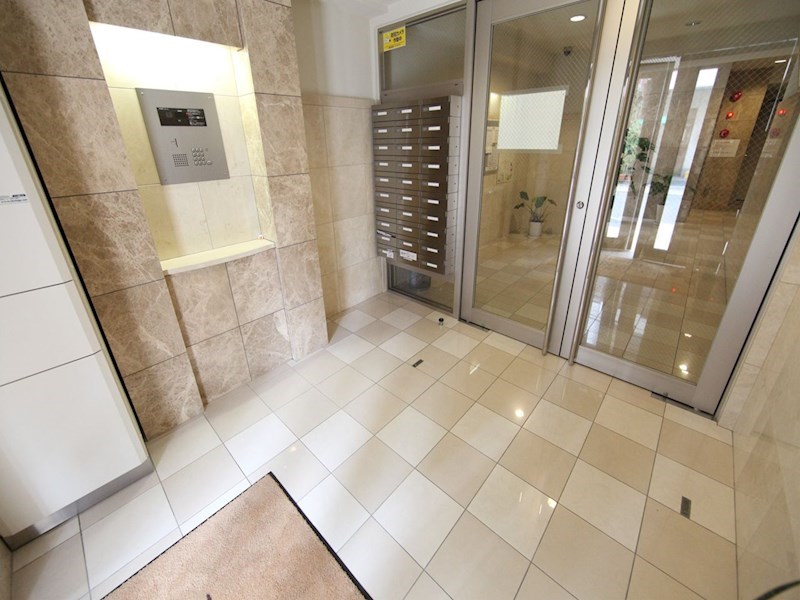 エントランス　エントランス　オートロック　防犯カメラ　宅配ＢＯＸ