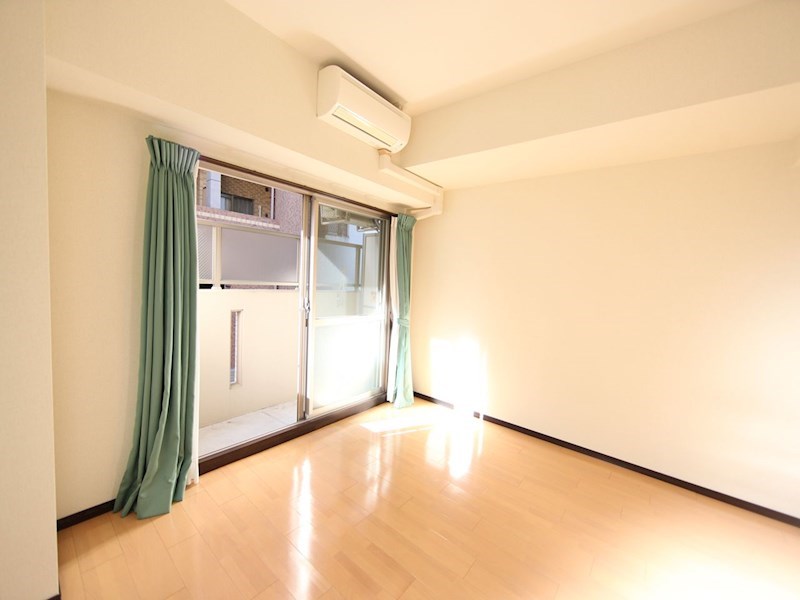 バルコニー　洋室7.6帖　2面採光　エアコン完備　バルコニー