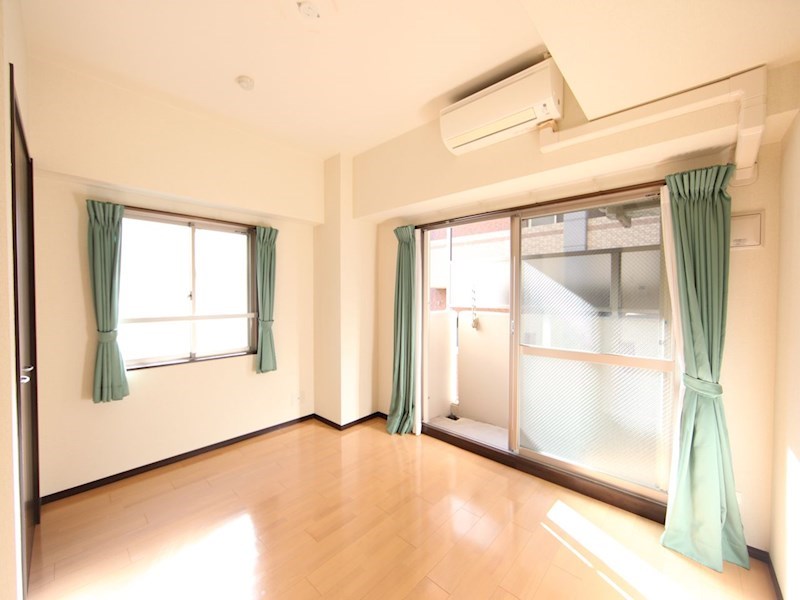 居室・リビング　洋室7.6帖　2面採光　エアコン完備　バルコニー