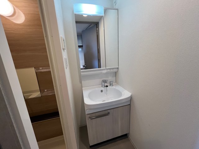 洗面設備　写真は、他部屋の同間取りです。(現況優先)