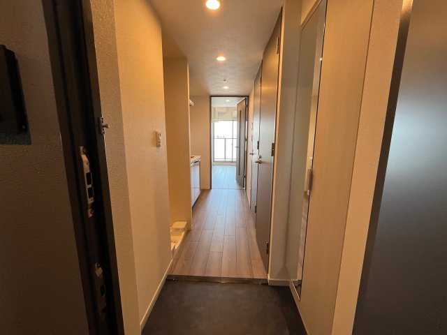 玄関　写真は、他部屋の同間取りです。(現況優先)