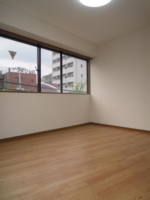 居室・リビング　窓が大きく明るい居室♪