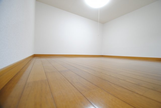 その他　落ち着いた色調の寝室です