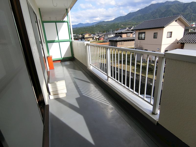バルコニー　広々ベランダは日当りも良好で洗濯物もよく乾きます。