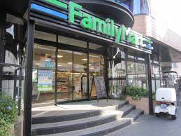 コンビニ　ファミリーマート 南青山四丁目店（コンビニ）まで307m