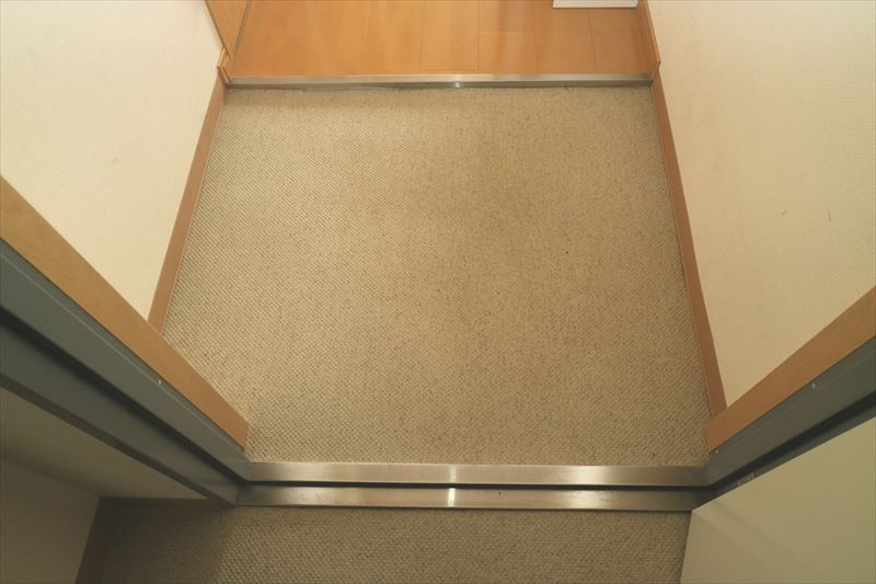 玄関　※写真は同物件の別部屋です