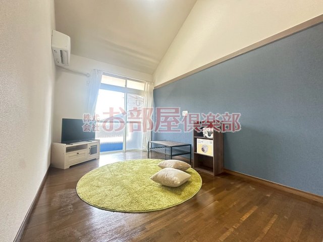 居室・リビング　角部屋で明るい居間です