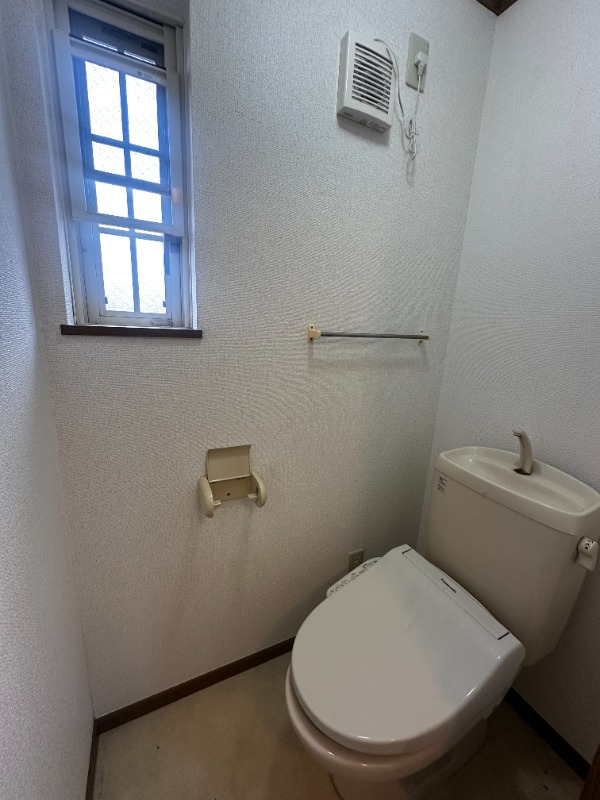 トイレ　トイレには窓があるので換気が楽です