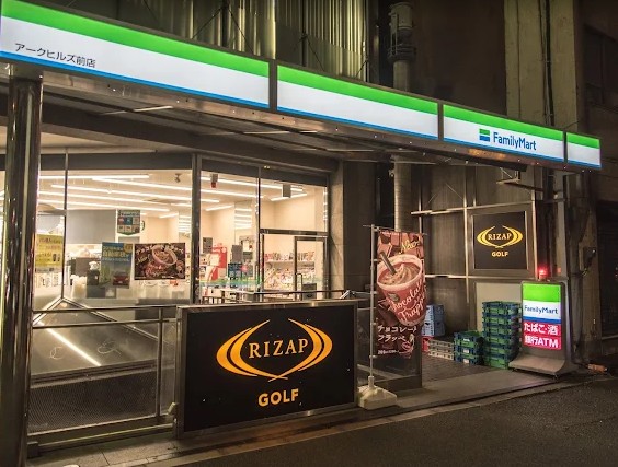コンビニ　ファミリーマートアークヒルズ前店（コンビニ）まで112m