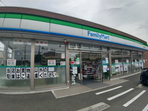 コンビニ　ファミリーマート本大久保店（コンビニ）まで149m
