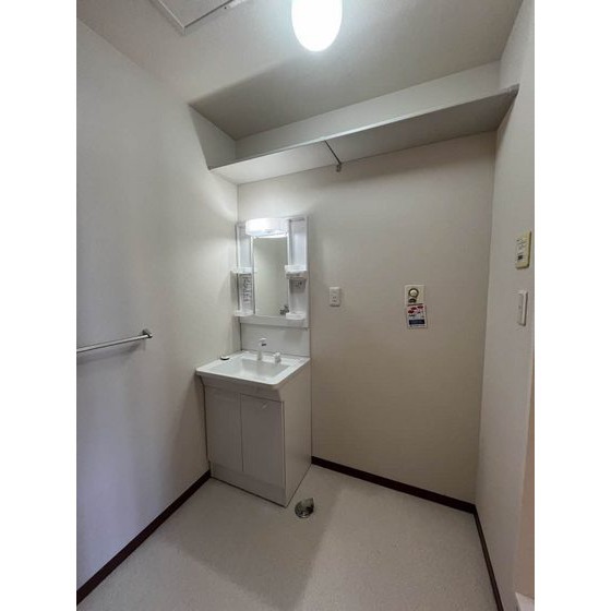 洗面設備　別部屋参考写真（反転タイプ）