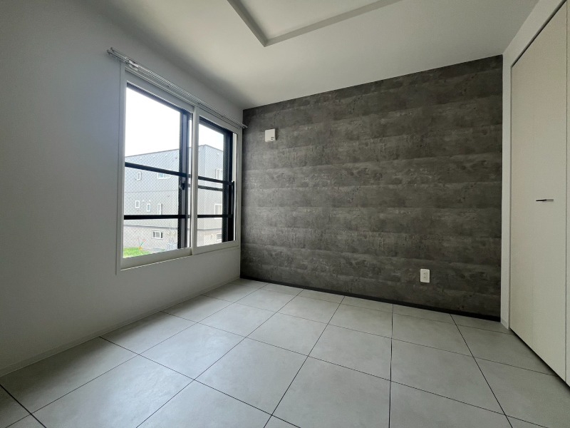 バス・シャワールーム　こちらのお部屋は光が差し込む、温かみのあるお部屋です。