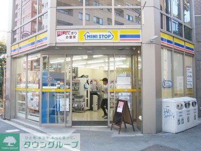 コンビニ　ミニストップ南青山6丁目店（コンビニ）まで450m