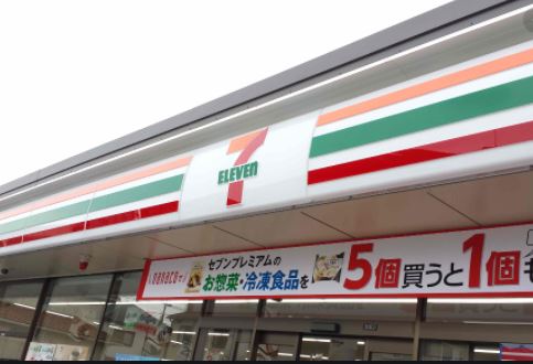 コンビニ　セブンイレブン前橋朝倉町1丁目店（コンビニ）まで870m