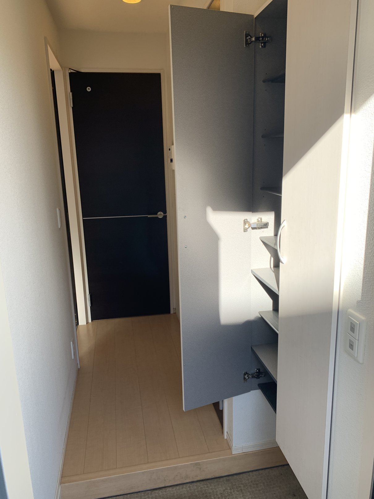 玄関　収納たっぷりの下駄箱付