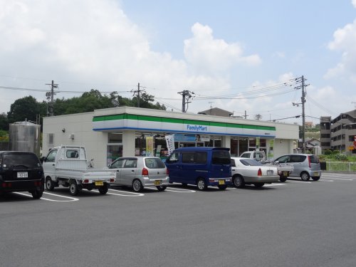 コンビニ　ファミリーマート 西条田口店（コンビニ）まで395m