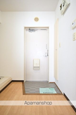都営大江戸線 新江古田駅 徒歩11分 4階建 築36年の玄関写真
