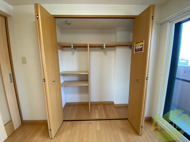 収納　こちらの収納にはハンガーをかけて服もしまえますね。