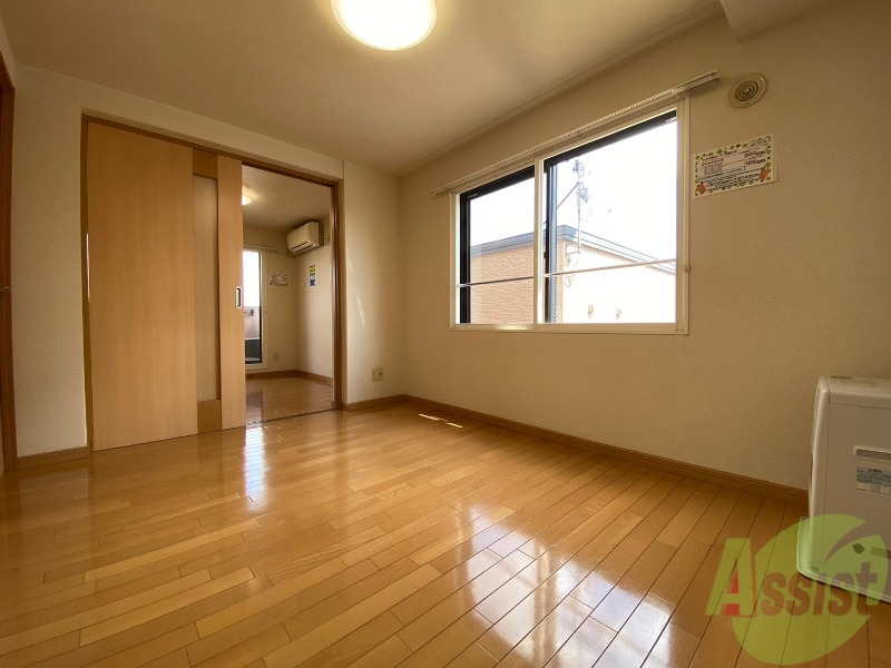居室・リビング　木目のフローリングは落ち着きのある印象のお部屋になりますね。