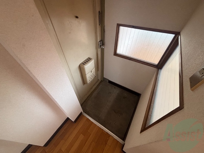 玄関　こちらは玄関のお写真です。広々としていて靴の着脱に便利です