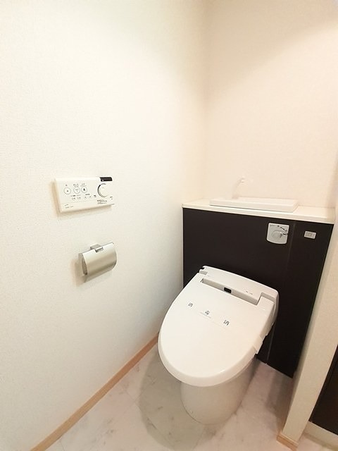 トイレ　温水洗浄便座です。