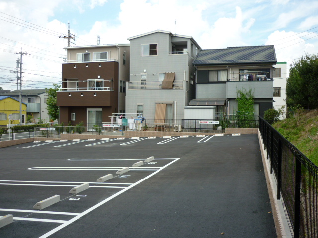 【エムロードの駐車場】