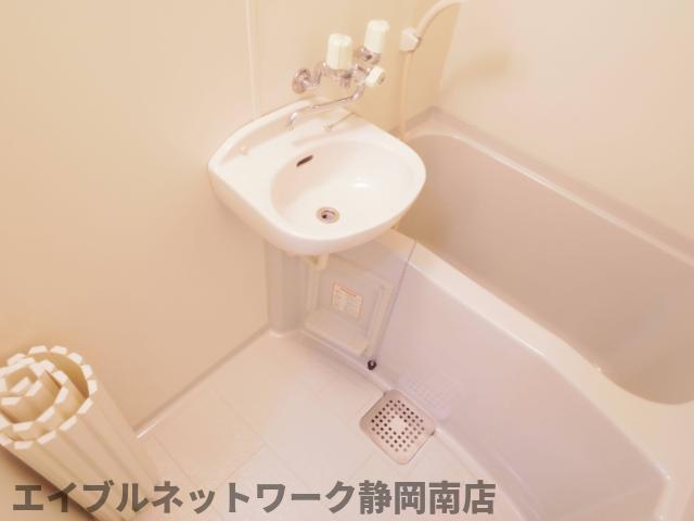 バス・シャワールーム　落ち着いた空間のお風呂です