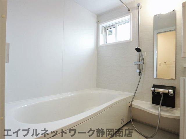 バス・シャワールーム　落ち着いた空間のお風呂です