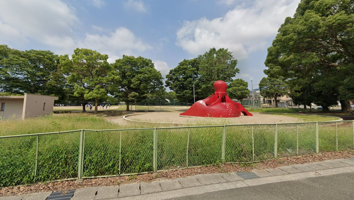 【姫路市飾磨区若宮町のマンションの公園】