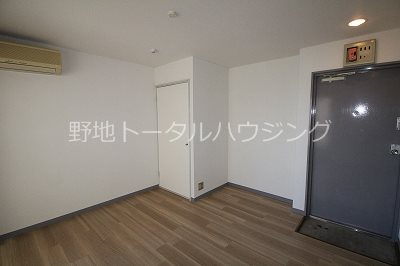 【世田谷区下馬のマンションの玄関】