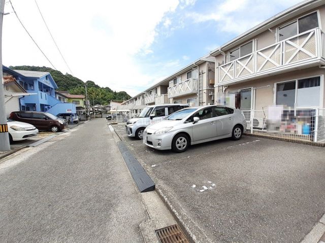 【松山市北斎院町のアパートの駐車場】