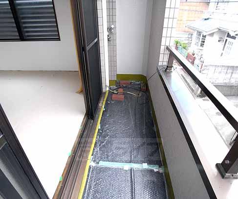 【京都市伏見区深草藪之内町のアパートのバルコニー】