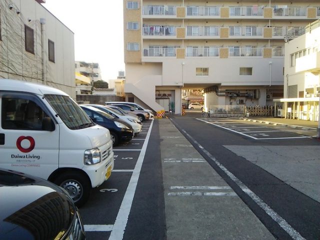 【千葉市花見川区幕張本郷のマンションの駐車場】