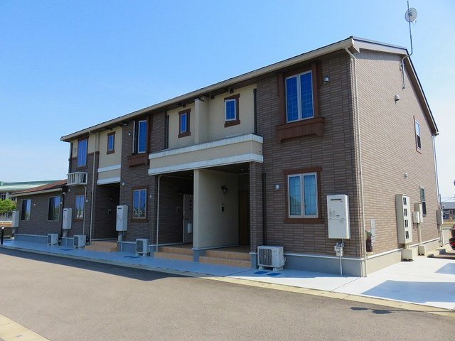 高岡市福岡町大滝のアパートの建物外観