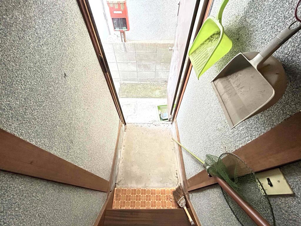 西昆陽2階部分貸家の玄関写真