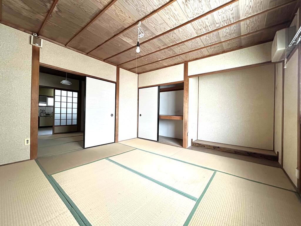 西昆陽2階部分貸家の居間写真