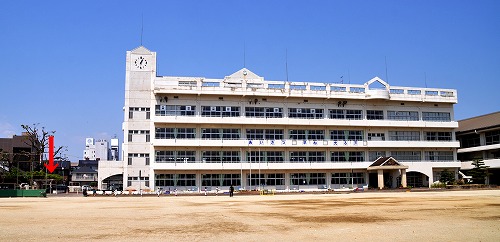 【豊橋市東小田原町のマンションの小学校】