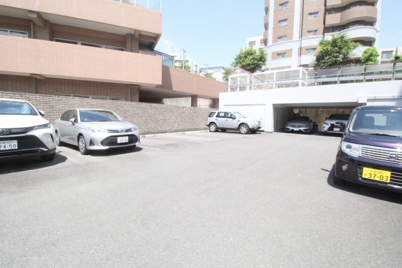 【豊中市寺内のマンションの駐車場】