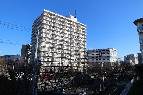 ＵＲ名谷駅前の建物外観