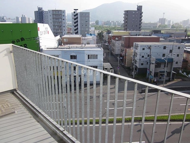 【札幌市豊平区中の島一条のマンションのバルコニー】