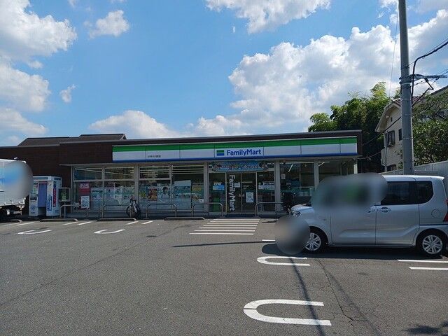 コンビニ　ファミリーマート（コンビニ）まで559m
