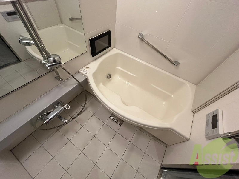 バス・シャワールーム　お風呂です。広々したバスでゆっくりくつろげます。