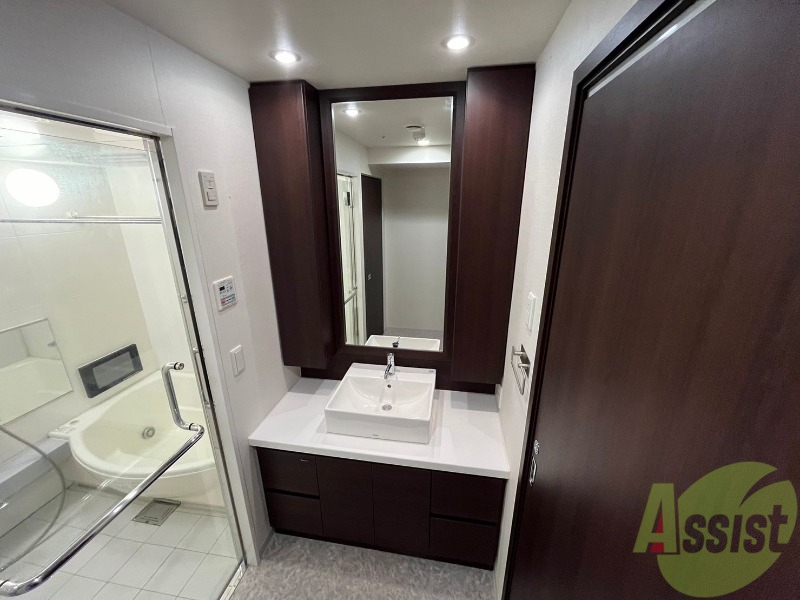 洗面設備　お洒落な独立洗面化粧台になっておりました！