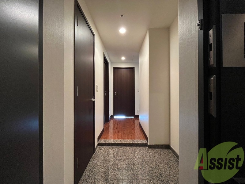 玄関　玄関です。ご覧の通り広々としていますね。